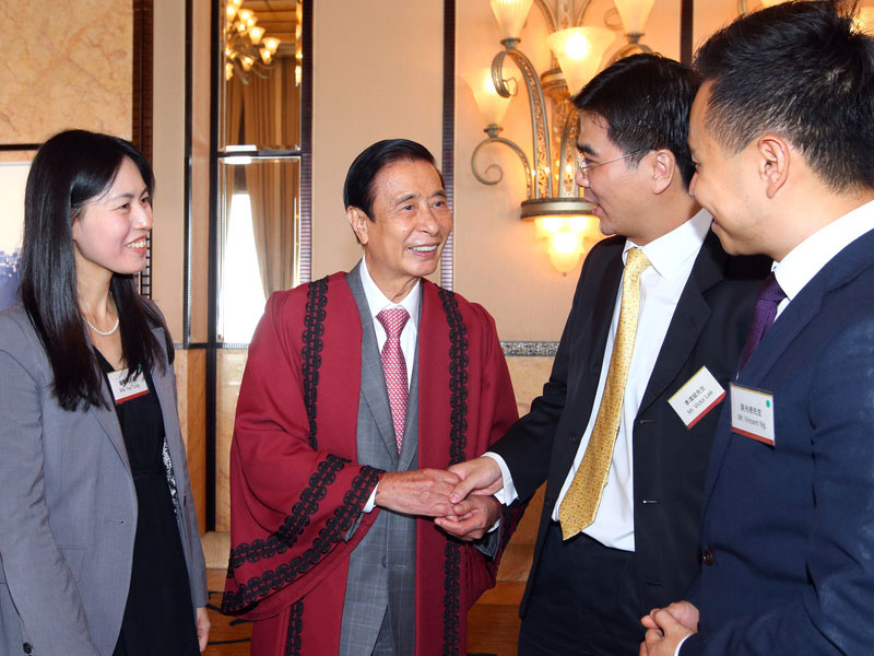 Dr Lee Shau Kee with Lee Shau Kee Scholars from the University of Oxford.